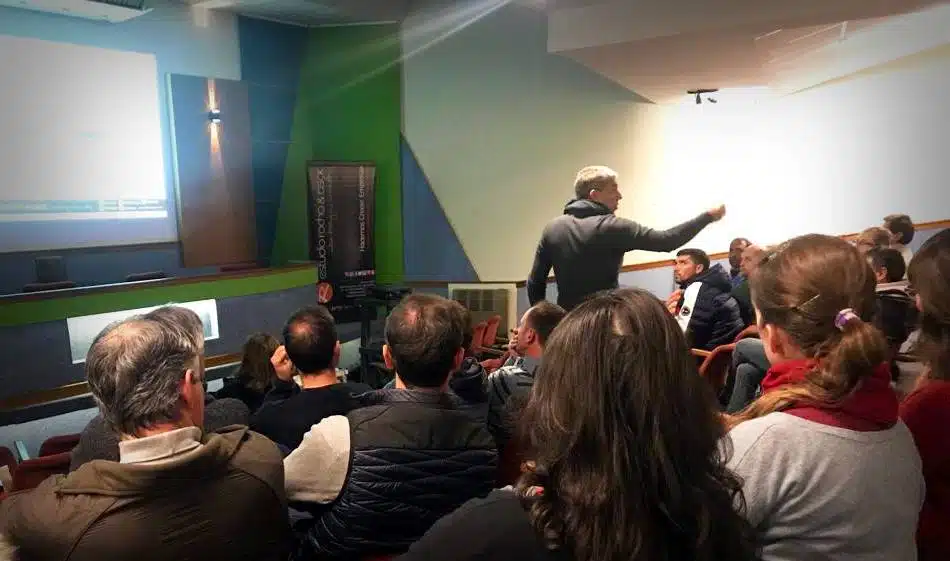 Capacitación de Gestión del Cambio para asociados del CES