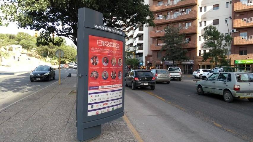 Córdoba Capital está empapelada con afiches de Endeavor, diseñados por Estudio Rocha