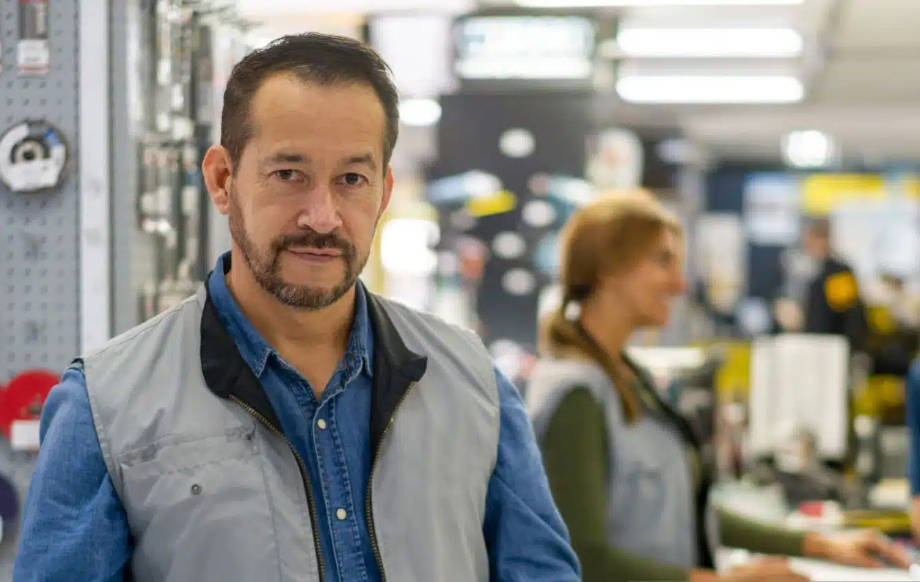 J & R Distribuciones amplió su equipo incorporando Personal Masculino para Atención al Público